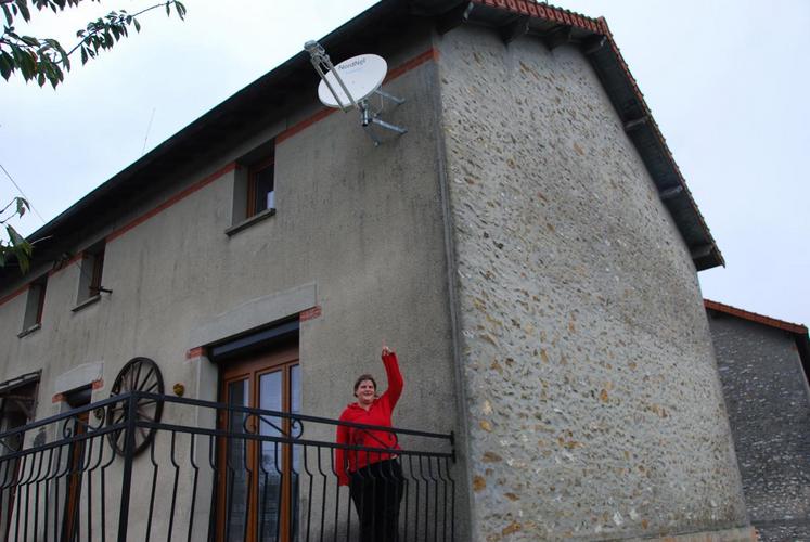 Leudon-en-Brie, vendredi 10 octobre. Isabelle Lecoq montre la parabole installée par Nordnet. Grâce à ce système qui fonctionne par satellite, elle capte Internet plus facilement.