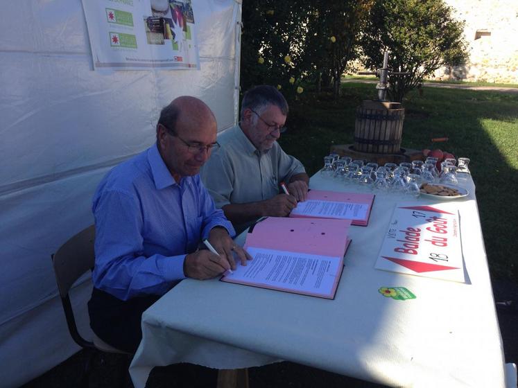 Verdelot, samedi 18 octobre. Les présidents de la chambre d’Agriculture et du Crédit agricole Brie-Picardie, Thierry Bontour et Guy Proffit, signent une déclinaison locale de la convention cadre visant à faciliter l’accès des exploitants agricoles aux solutions monétiques.