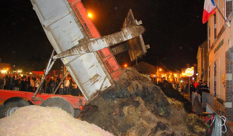 Le 28 octobre, à Nogent-le-Rotrou. Près de deux cents agriculteurs issus des rangs de JA et de la FDSEA d’Eure-et-Loir se sont rassemblés devant la sous-préfecture et ont déversé plusieurs tonnes de fumier pour signifier leur colère.