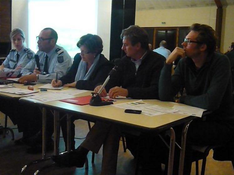 Feucherolles (Yvelines), le 23 octobre. Les gendarmes et les représentants du monde agricole ont échangé sur des thématiques communes.