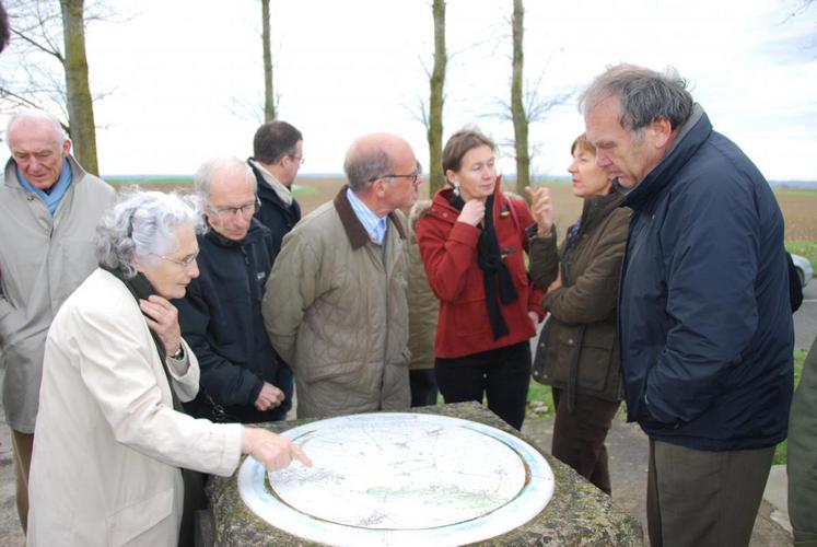 À la sortie de Villeroy, sur la stèle érigée en hommage à Charles Péguy, écrivain engagé qui a combattu lors de la première bataille de la Marne, la carte des combats a suscité de nombreux échanges. Sur le côté,  une plaque reprend un texte de l’écrivain qui apparaît comme prémonitoire : « Heureux ceux qui sont morts pour la terre charnelle pourvu que ce fut dans une juste guerre… »