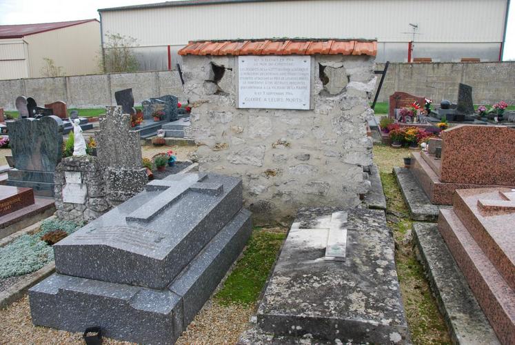 Les murs du cimetière communal de Chambry portent encore les stigmates de la bataille de la Marne : les zouaves — combattants originaires d’Afrique —, après avoir arrêté l’ennemi,  percèrent des créneaux pour pouvoir observer les attaquants et contre-attaquer. Des zouaves, principalement des gradés, sont enterrés ici.