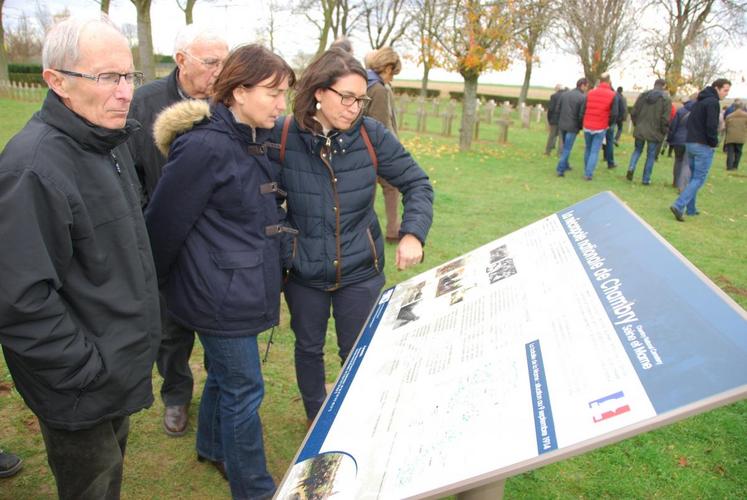 La nécropole nationale de Chambry, plus communément appelée cimetière français par opposition au cimetière allemand situé à quelques encablures, regroupe des soldats morts lors de la Première Guerre mondiale. On y distingue des stèles musulmanes, juives et chrétiennes.