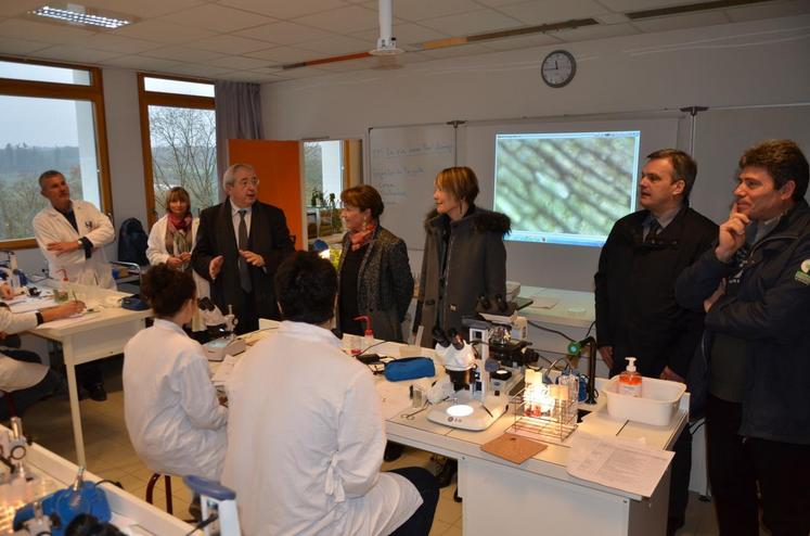 Saint-Germain-en-Laye (Yvelines), le 4 décembre. Le président de la région, Jean-Paul Huchon, s’est adressé à une classe de terminale au cours de sa visite au lycée agricole et horticole.