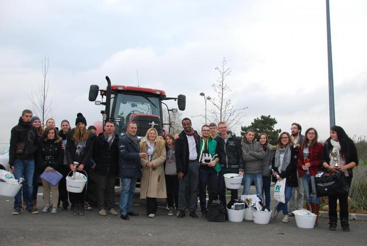 Le représentant des établissement Depla remet symboliquement la clé d’un tracteur mis à disposition de l’établissement durant dix mois. 
