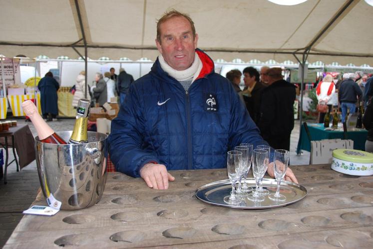 Égreville, samedi 13 décembre. En parallèle de la foire à la volaille et ses différents concours, les produits du terroir sont à l’honneur — sur la photo Jean Rahault et son Champagne — sur un Marché des producteurs de pays.