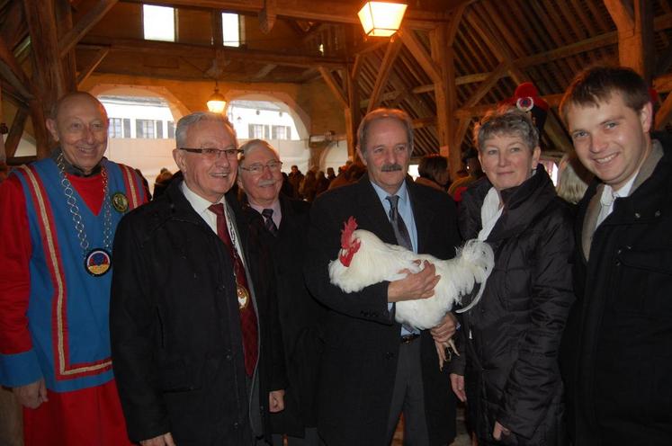 Égreville, samedi 13 décembre. Pascal Pommier, le nouveau maire d’Égreville, présente une poule gâtinaise, la race locale.
