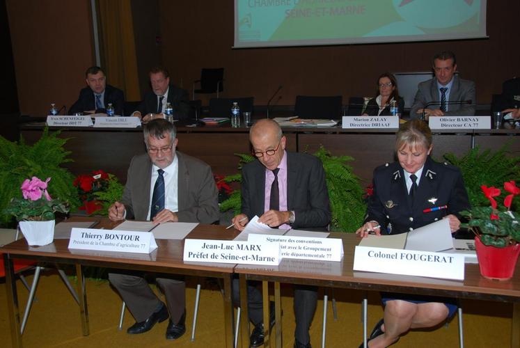 Signature officielle de la convention entre la chambre d’Agriculture de Seine-et-Marne et le groupement départemental de gendarmerie pour endiguer le nombre de vols sur les exploitations agricoles.