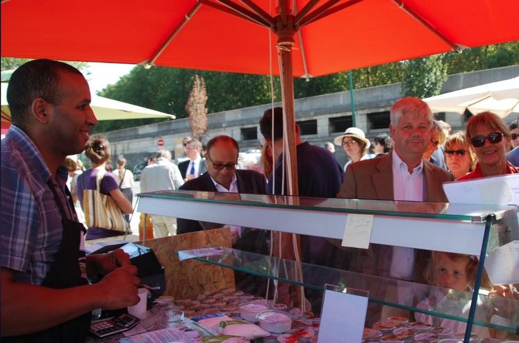 (Archive) Ottman Beirouk fait la promotion de ses produits lors de la fête du manger local sur les quais de Seine à Paris fin septembre.