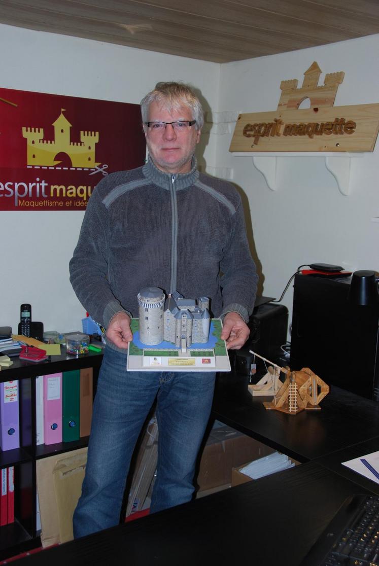 Olivier Chican avec une de ses dernières réalisations : la maquette de Saint-Memins à Saint-André-sur-Sèvre (Deux-Sèvres). De Carcassonne à Falaise, les touristes peuvent trouver ses produits aux qutre coins de l’hexagone.
 
