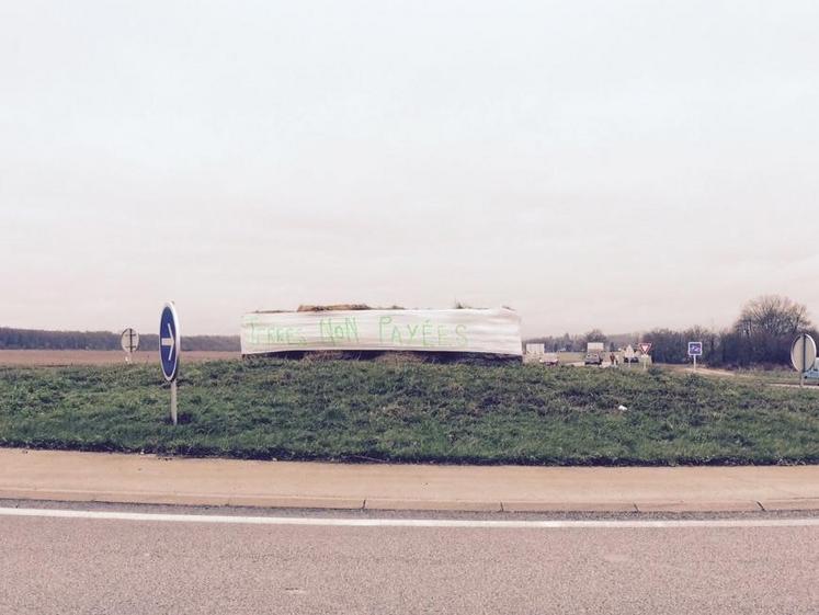Richebourg (Yvelines), en décembre dernier. Les agriculteurs du secteur de Houdan avaient placé des banderoles aux entrées de la déviation. 