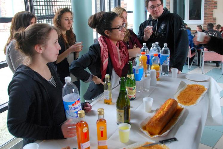 Le 27 janvier, à Chartres. À l’issue de la conférence, un excellent sirop de safran produit par Samuel de Smet a été proposé à la dégustation par les étudiantes.