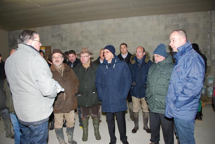 Andrezel, lundi 2 février. Alexandre Granday (au premier plan à gauche) a présenté au préfet les installations et le matériel nécessaires au bon fonctionnement de son entreprise et à une production de qualité.