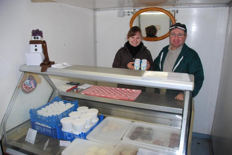 Montigny-Lencoup, lundi 26 janvier. Brigitte Delpech et son papa sont fiers de présenter leur gamme de produits laitiers.