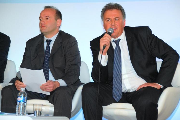 Le 3 février, à Angerville (Essonne). Alexandre Pelé (à g.), président de la CABPT, et Olivier de Bohan, président de Cristal union, ont cherché à rassurer les planteurs dans un contexte difficile.