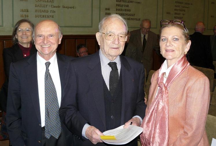 Le 28 janvier, à Paris. L’Académie d’agriculture de France a consacré une de ses séances à un hommage à Claude Monnier, 99 ans, agriculteur de Tremblay-les-Villages (au centre, aux côtés de sa fille et de Bernard Le Buanec).