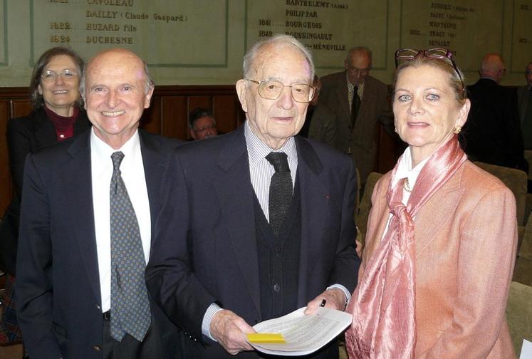 Le 28 janvier, à Paris. L’Académie d’agriculture de France a consacré une de ses séances à un hommage à Claude Monnier, 99 ans, agriculteur de Tremblay-les-Villages (au centre, aux côtés de sa fille et de Bernard Le Buanec).