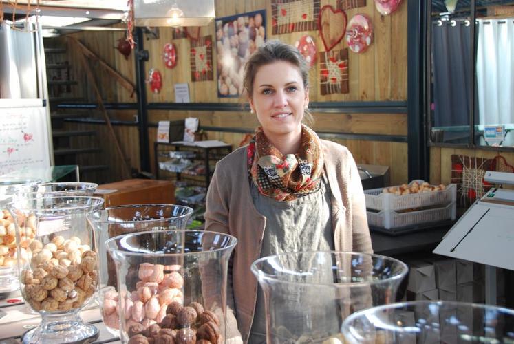 Réau, jeudi 12 février. Harmony accueille les visiteurs au Domaine des macarons de Réau avec son époux Régis.