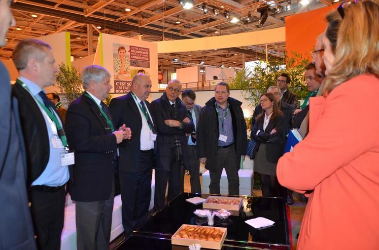 La délégation francilienne a longuement échangé sur le stand de Groupama. Ici notamment avec le préfet de Seine-et-Marne, Jean-Luc Marx.