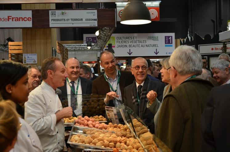 Les préfets et élus ont achevé leur visite du Salon de l’agriculture par les stands des producteurs franciliens, réunis autour du Cervia et de sa présidente, Marie Richard. 