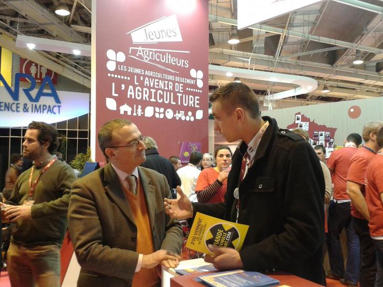 La présence des Jeunes agriculteurs a été l’occasion d’engager le dialogue avec les visiteurs sur le métier et les contraintes auxquelles ils font face.