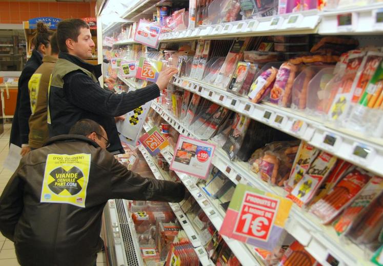 Le 16 mars, à Brou. Viande d’origine connue ou viande de nulle part, Jeunes agriculteurs et la FDSEA d’Eure-et-Loir ont tranché dans les rayons.