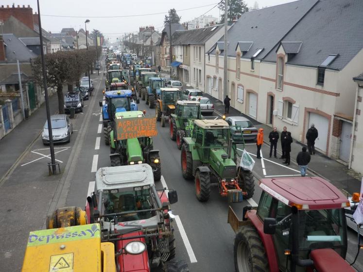 Les agriculteurs font une arrivée remarquée dans le centre-ville de Blois.