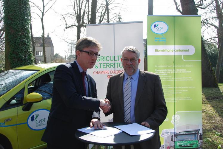 Le Mée-sur-Seine, mardi 17 mars. le président de la chambre d’Agriculture, Thierry Bontour, et le directeur « clients territoires » d’Ile-de-France GRDF viennent de signer une convention visant le développement du biométhane.