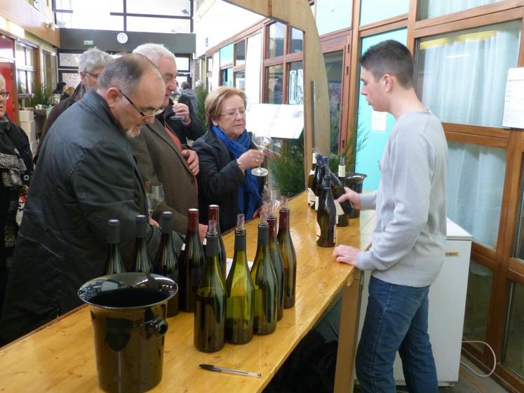 Le 21 mars, à Amboise (Indre-et-Loire). Les élèves en première bac pro vigne et vin conseillent les visiteurs sur les vins.
