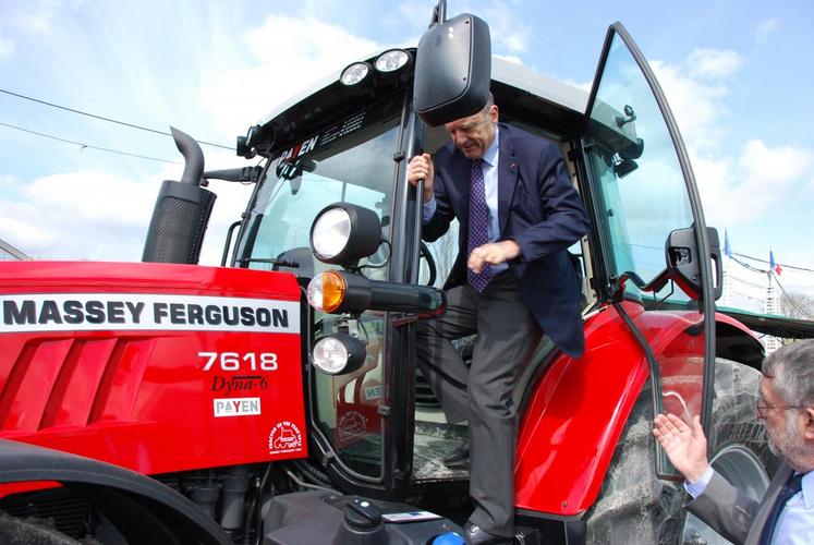 Un tracteur, mis à disposition par les établissements Payen, attirait tous les regards. L’ancien Premier Ministre s’est prêté au jeu en s’installant dans la cabine.
