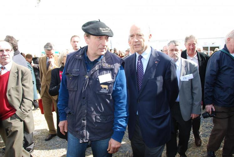 Visite guidée de l’espace élevage avec Jean-Claude Pette, producteur laitier et président de la FDSPL, et Philippe Dufour, éleveur de blondes d’Aquitaine… un joli clin d’œil à l’invi