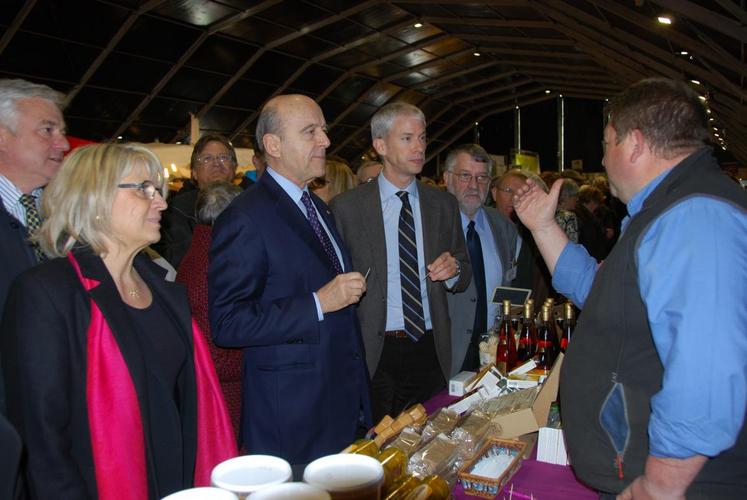 Bière, cidre, fromages, Champagne, œufs, lentilles, miel… : les producteurs locaux proposaient leurs produits comme ici Sébastien Véron, apiculteur à Verdelot.