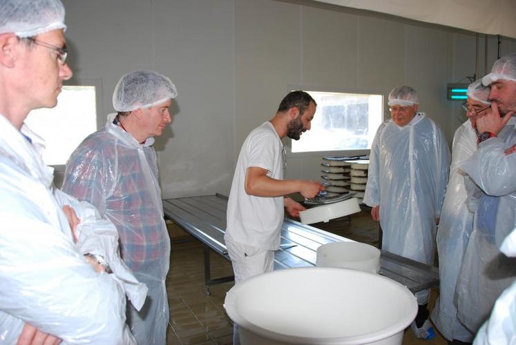 Favières, mardi 14 avril. Pelle à brie de Meaux à la main, Tayeb Boughari explique qu’il faut 25 litres de lait pour fabriquer un brie de Meaux. 