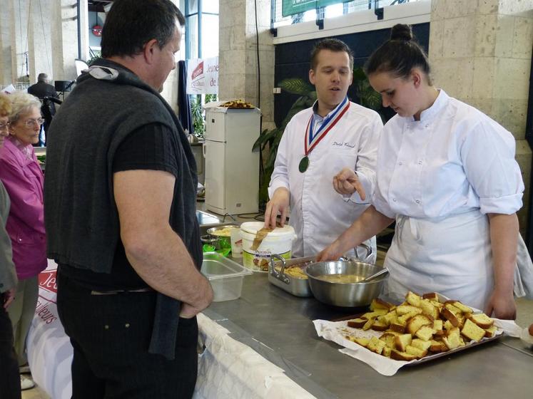 Le chef cuisinier David Fricaud, ex-candidat de l’émission culinaire Top Chef, et des élèves du lycée hôtelier de Blois ont cuisiné devant et avec le public.