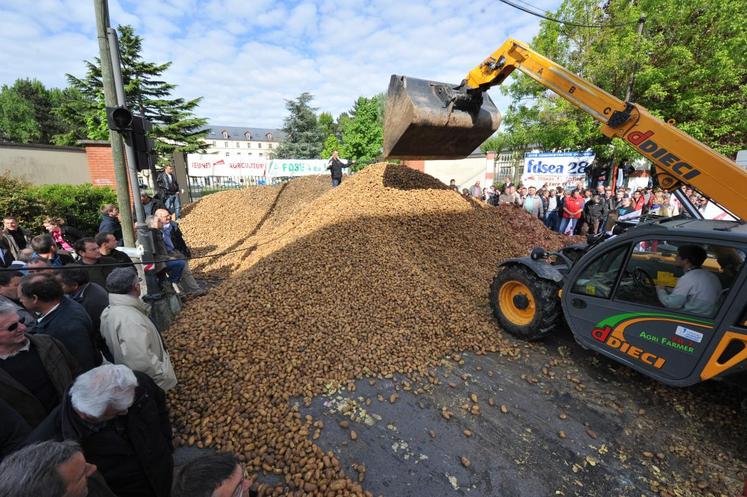 Orléans (Loiret), le 29 avril. Environ six cents agriculteurs — sur une centaine de tracteurs — expriment leur colère devant la cité administrative.