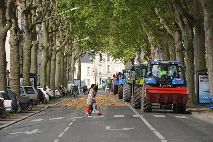 Les tracteurs encerclent toute la cité administrative d’Orléans (Loiret).