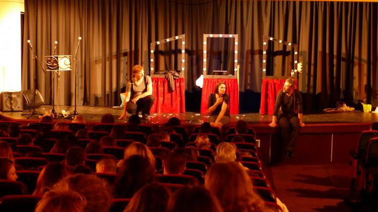 Le 18 avril, à Mignières. À l’issue de la représentation, les comédiens ont dialogué avec les élèves du lycée Efagrir-Franz Stock sur le thème de la vieillesse. 