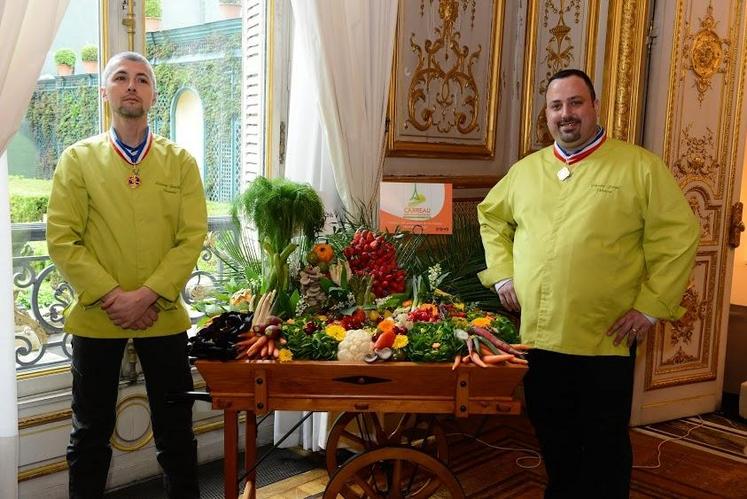 Paris, vendredi 1er mai. Deux Mof des filières produits frais présentent le chariot composé de fruits et légumes produits en Ile-de-France proposés sur le Carreau des producteurs.