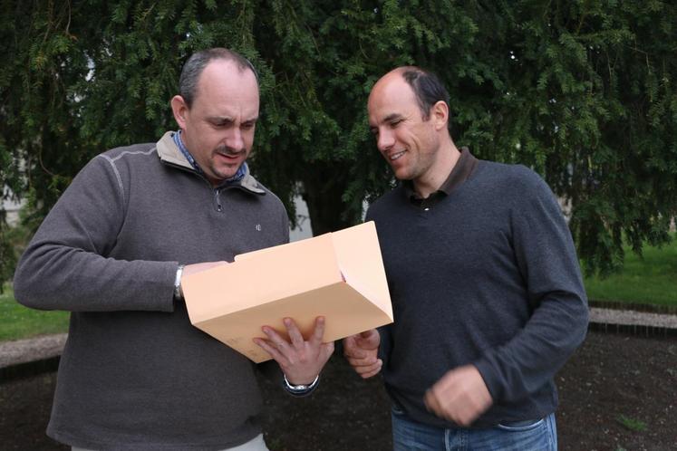 Le Chesnay (Yvelines), le 29 avril. Un changement de présidence s’est opéré au service de remplacement en agriculture d’Ile-de-France. Godefroy Potin (à droite) remplace Nicolas Dufour.