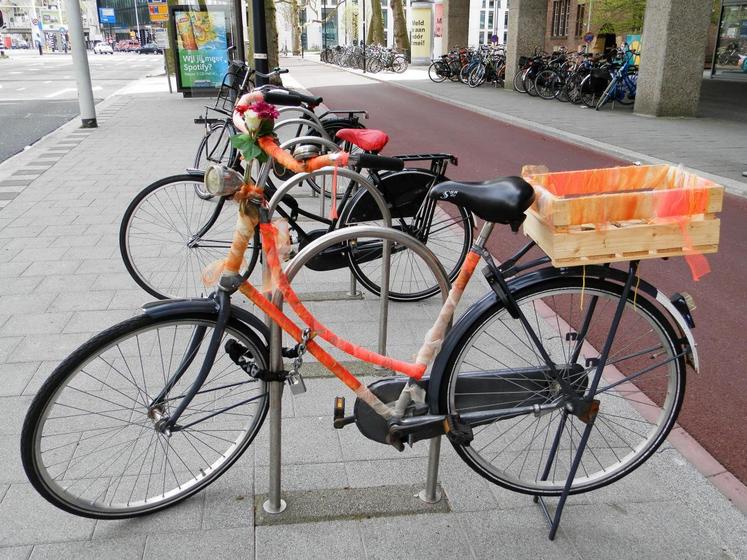 La réputation des vélos hollandais n’est plus à faire : à Amsterdam, on compte un million de vélos pour 850 000 habitants. Afin de les reconnaitre plus facilement, les vélos sont personnalisés.