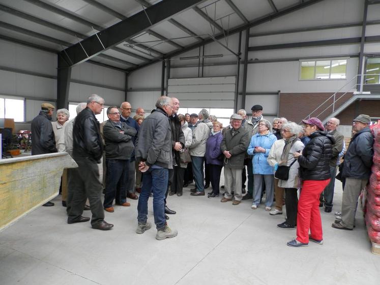 Photo de famille dans un polder. Les anciens sont à l’écoute des explications du chef d’exploitation et posent de nombreuses questions. 
