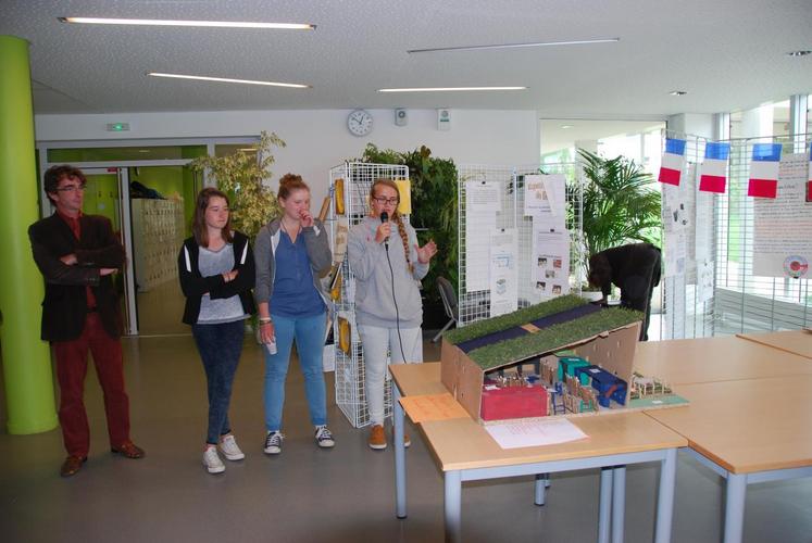 Brie-Comte-Robert, mardi 19 mai. Aux côtés de leur enseignant, Jean-Philippe Bayeul, des élèves présentent leur maquette du pavillon France tel qu’elles l’ont imaginé.