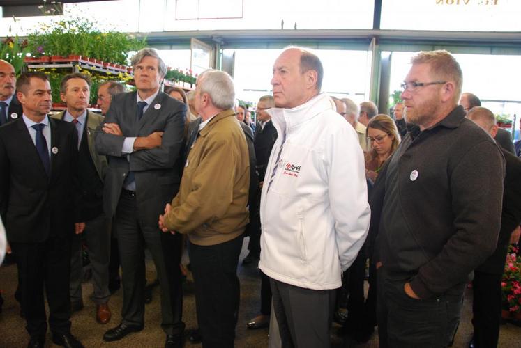 Rungis, jeudi 21 mai. Le ministre de l’Agriculture, sur la photo aux côtés de Jacky Théard, a échangé avec un des producteurs entré dans la démarche Fleurs de France, Frédéric Vion, horticulteur à Faremoutiers, qui a expliqué : « Ce label est accessible à toutes les entreprises. Les clients sont sensibles aux produits français. »