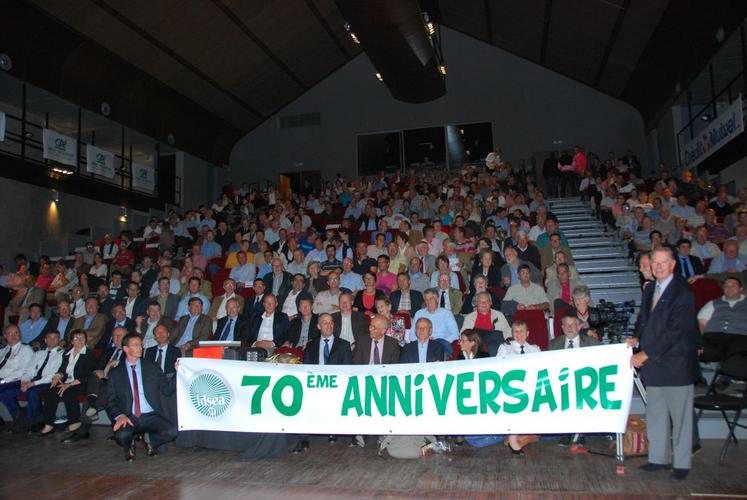 Le secrétaire général de la FDSEA 77, Cyrille Milard, et un ancien président de la FDSEA 77, Henri Petitpas, déroulent la banderole anniversai