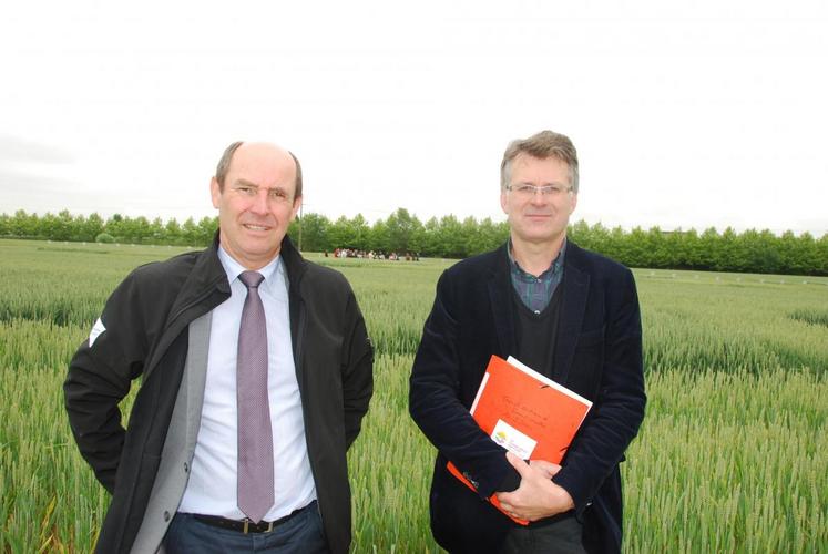 Brie-Comte-Robert, mercredi 3 juin. Jean-Baptiste Hue, directeur de Sévépi et Val-Epi — union des coopératives Valfrance et Sevépi —, et Philippe Heusèle, président de la FRcoop Ile-de-France et de Val-Epi, ont lancé la première Semaine de la coopération agricole en Ile-de-France à l’occasion de la visite de la plate-forme d’essais Val-Epi, rendez-vous incontournable pour les associés coopérateurs.