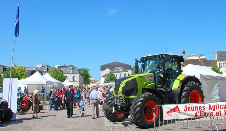 Le 6 juin à Chartres. Ajir 28 et Jeunes agriculteurs ont investi la place des Épars pour communiquer avec les citadinbs sur les joies et les peines du métier.