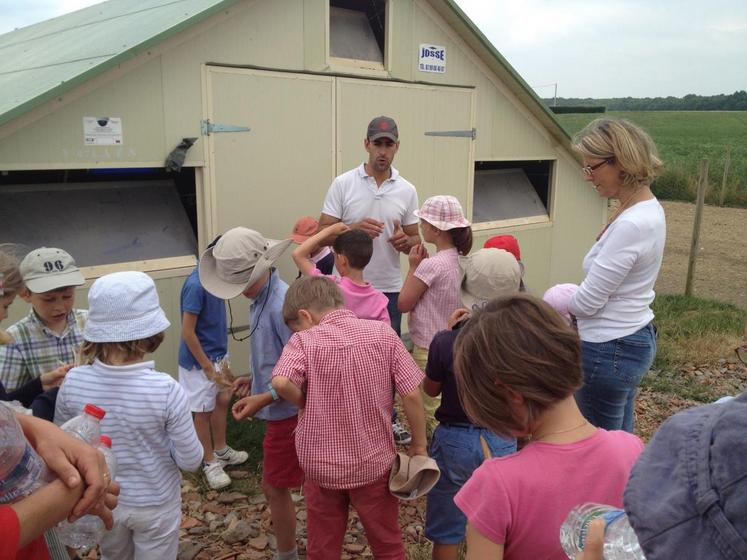Le Jeune agriculteur a captivé les enfants avec son élevage de poulets.