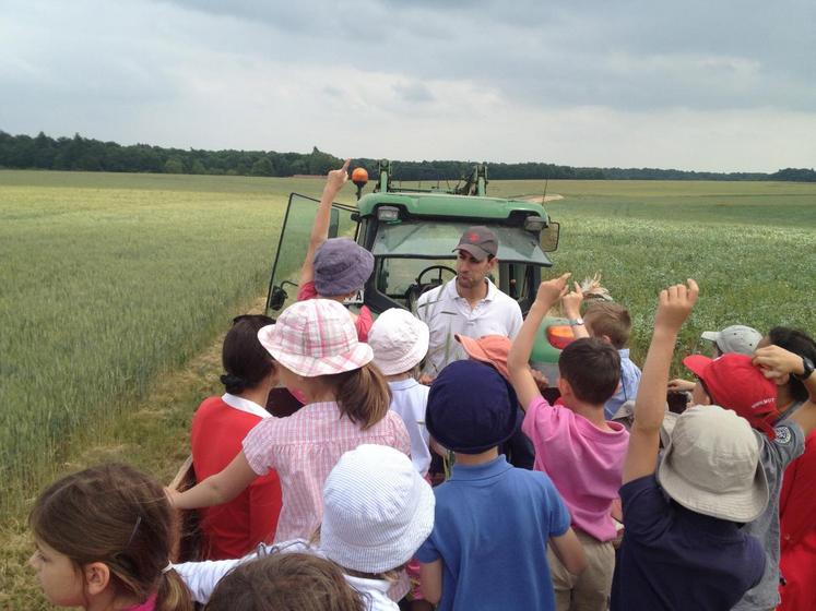 Sonchamp (Yvelines), le 15 juin. Christophe Robin a accueilli quinze élèves d’une école primaire pour leur faire découvrir sa ferme et son métier.