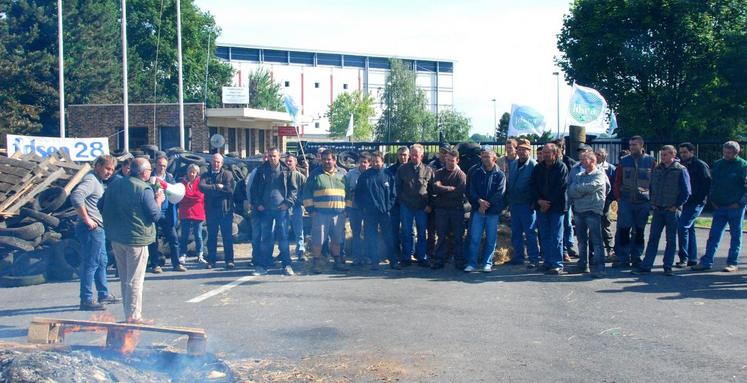 Le 16 juin, à Cherré (Sarthe). Une cinquantaine d’éleveurs de la FDSEA et de Jeunes agriculteurs d’Eure-et-Loir a participé au blocage de l’abattoir Socopa.