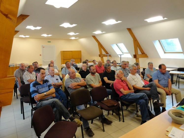 Magnanville (Yvelines), le 12 juin. Les propriétaires et agriculteurs de la région de Mantes ont fait le point sur les projets fonciers visant des terres agricoles.